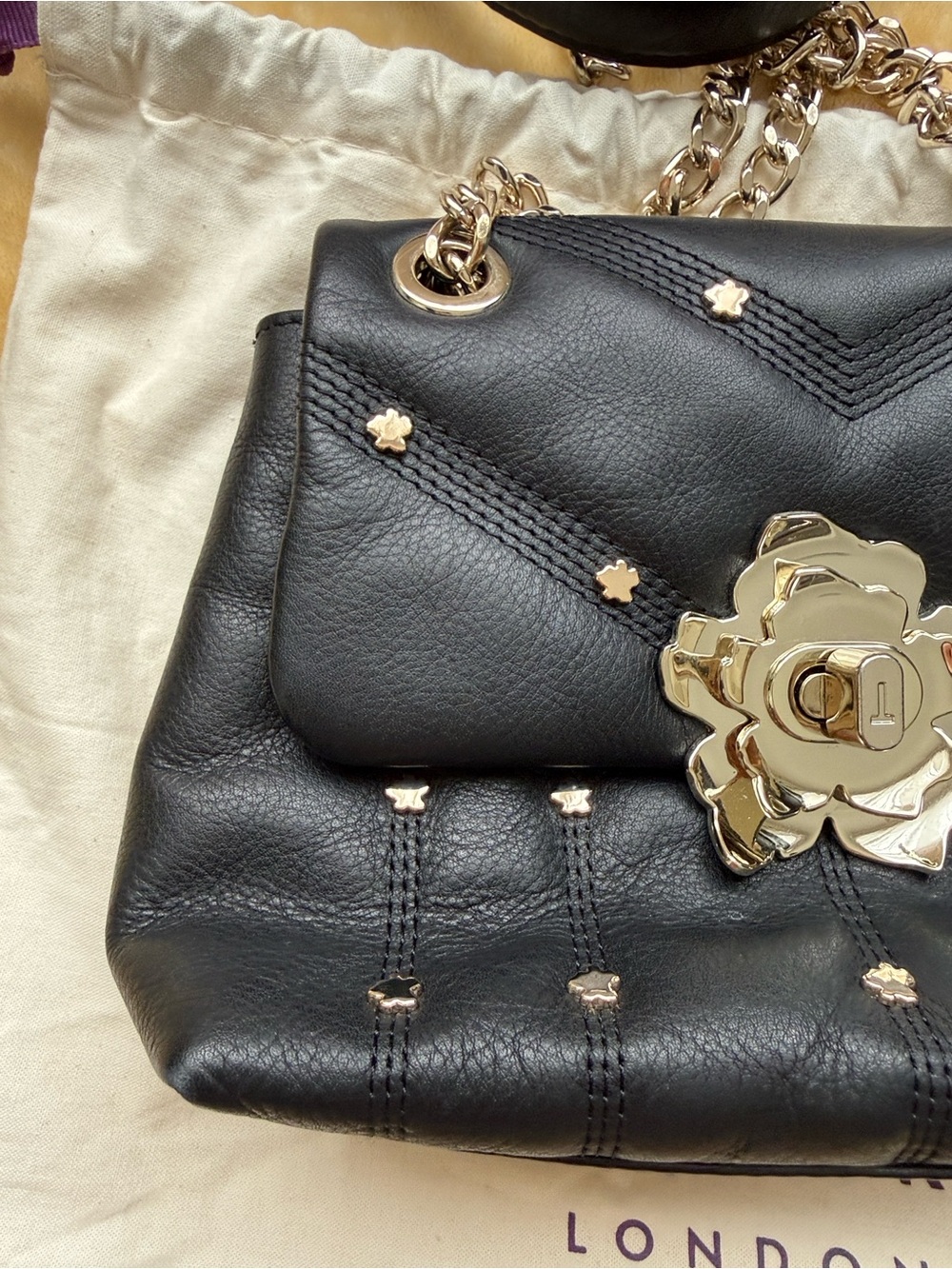 Ted Baker Black Leather Shoulder Bag with Gold Floral Turn-Lock - Picture 3 of 10